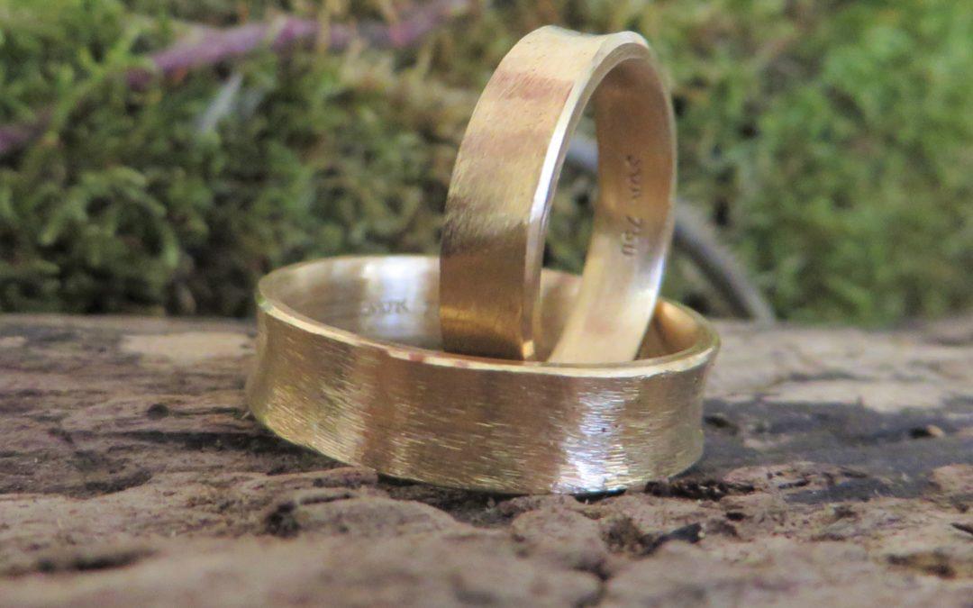 Konkave Eheringe nach innengewölbt mit Dünemuster in Gold
