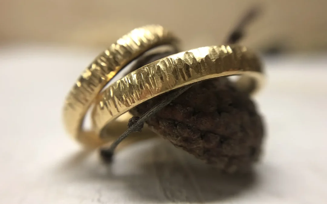750 Goldringe vom Goldschmied mit Baumrindemuster
