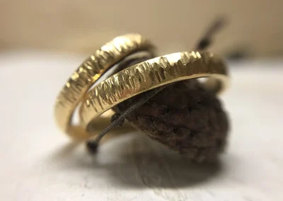 750 Goldringe vom Goldschmied mit Baumrindemuster