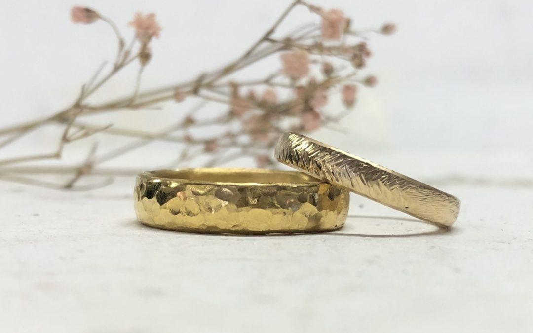 900 Goldring mit Hammerschlag Kugelhammerschlag und 750 Goldring mit Federblattmuster