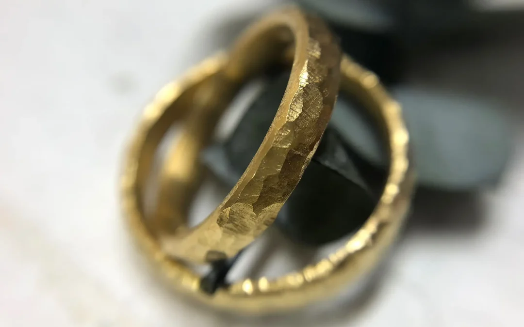 900 Goldringe grob geschmiedet mit Grübchen Hammerschlag