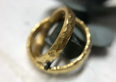 900 Goldringe grob geschmiedet mit Grübchen Hammerschlag