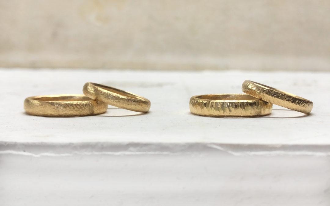 Auswahl an handgeschmiedeten Eheringen Baumrinde Federblatt Düne Weissgold und Gelbgold