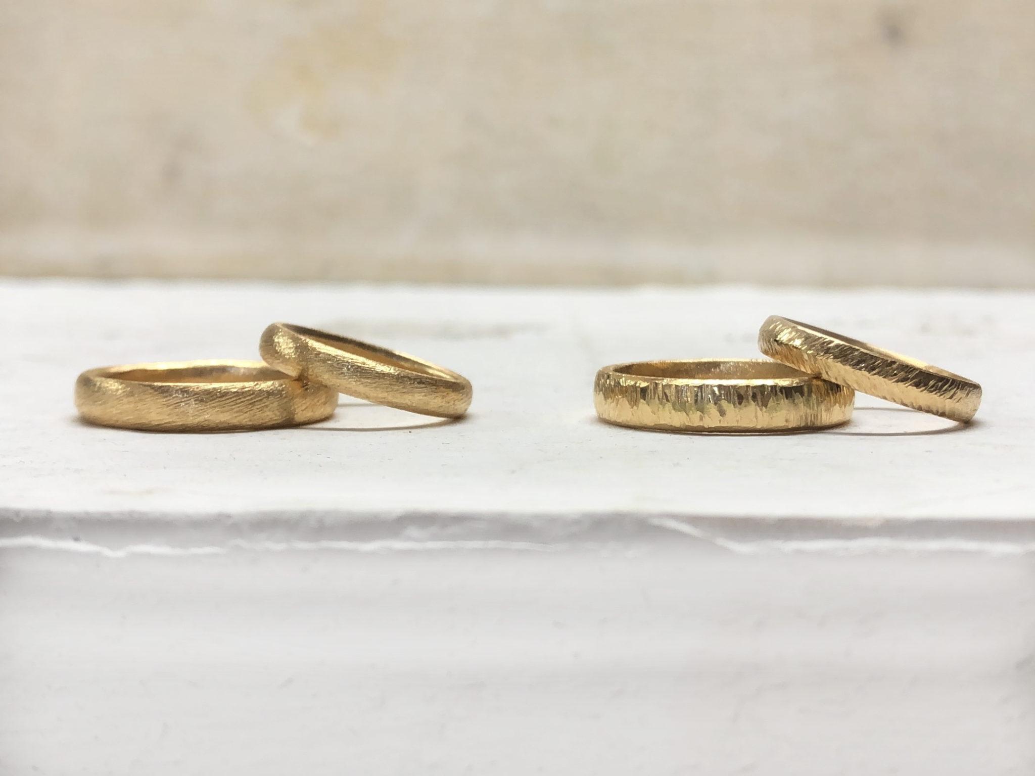 Auswahl an handgeschmiedeten Eheringen Baumrinde Federblatt Düne Weissgold und Gelbgold
