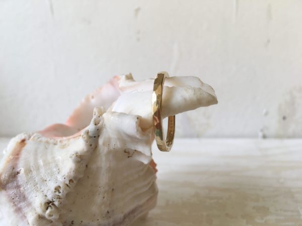 Verlobungsring mit Hammerschlag Megira