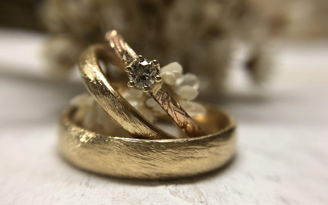 750 Eheringe mit kratzfester Oberfläche und Rotgoldverlobungsring Acorna