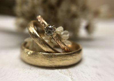 750 Eheringe mit kratzfester Düneoberfläche und Rotgoldverlobungsring Acorna