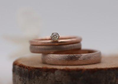 Diese matten Ringe aus Toffeegold (schwammatt und Düne) werden mit einem Vorsteckring aus Rotgold kombiniert.