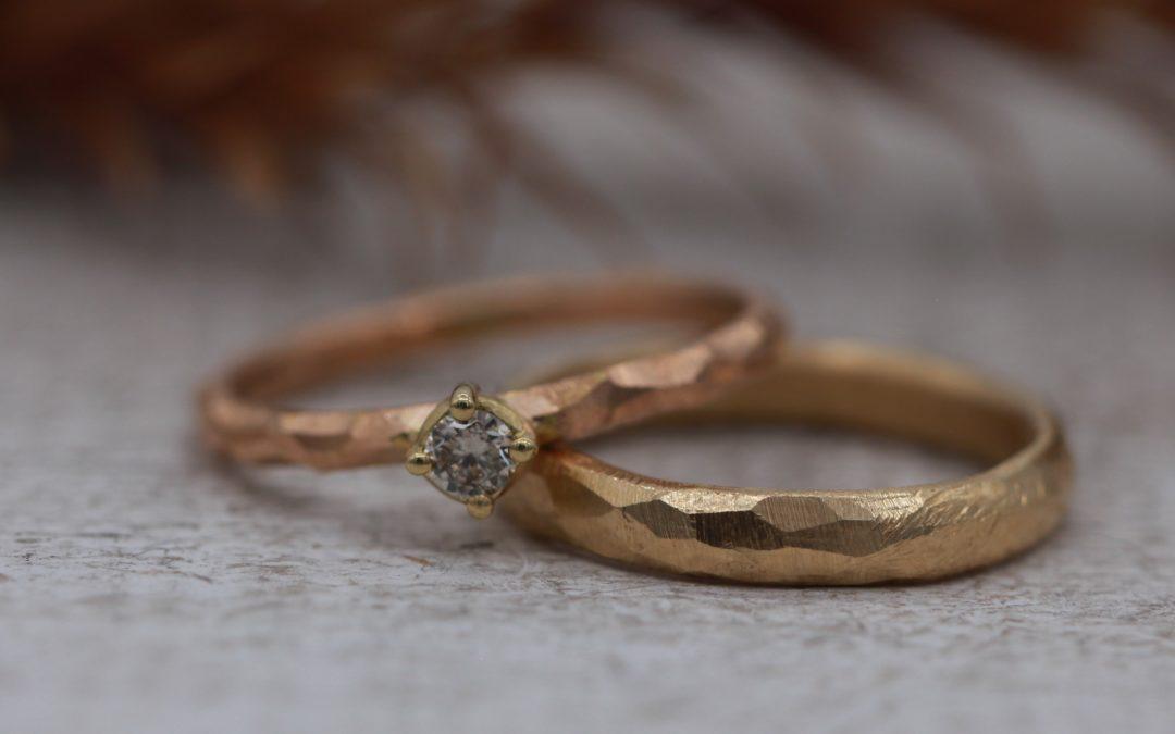 Trauringe mit Hammerschlag in Rotgold und Gold Felsmuster