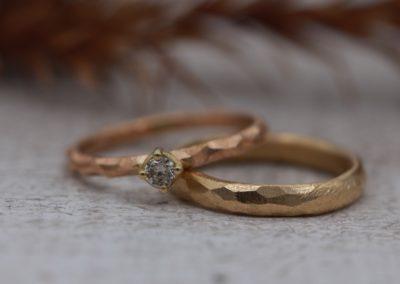 Diese Trauringe mit Hammerschlag in Rotgold und Gold haben die besondere Felsstruktur.