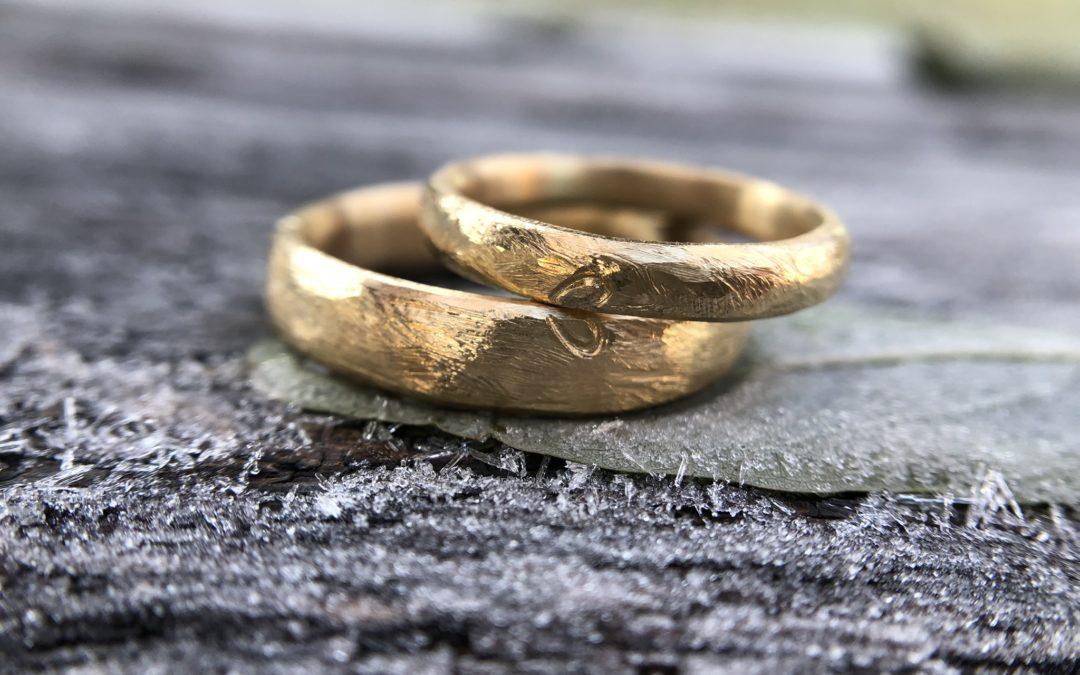 750 Gold Trauringe mit Herzen und wilder Düneoberfläche