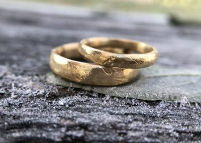 750 Gold Trauringe mit Herzen und wilder Düneoberfläche