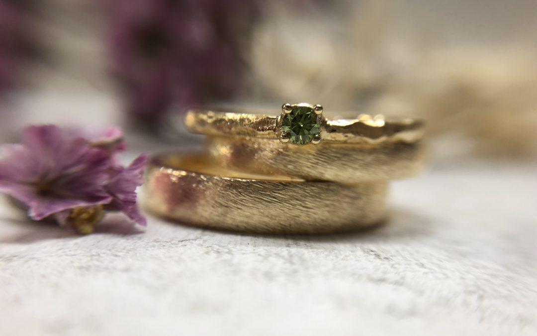 Klassische Trauringe mit Dünemuster und Verlobungsring mit grünem Stein Olivi