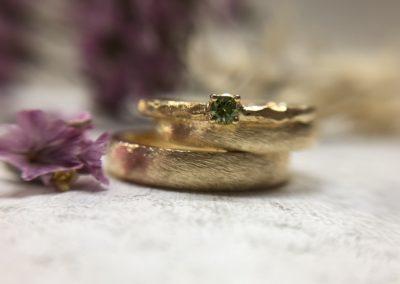 Klassische Trauringe mit Dünemuster und Verlobungsring mit grünem Stein Olivi