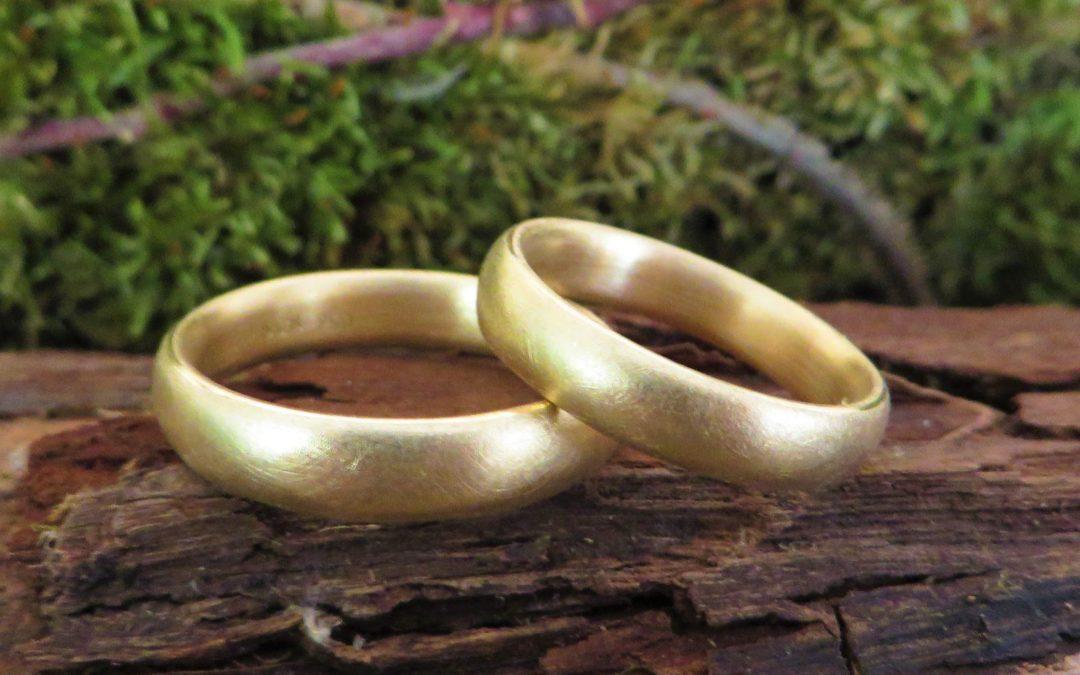 Trauringe in schlichtem Gelbgold mit Wölbung.
