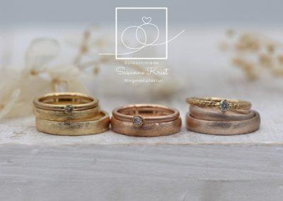 Auswahl an Trauringen: Gold, Rotgold und das hellbraune Toffeegold bzw. Haselnussgold.
