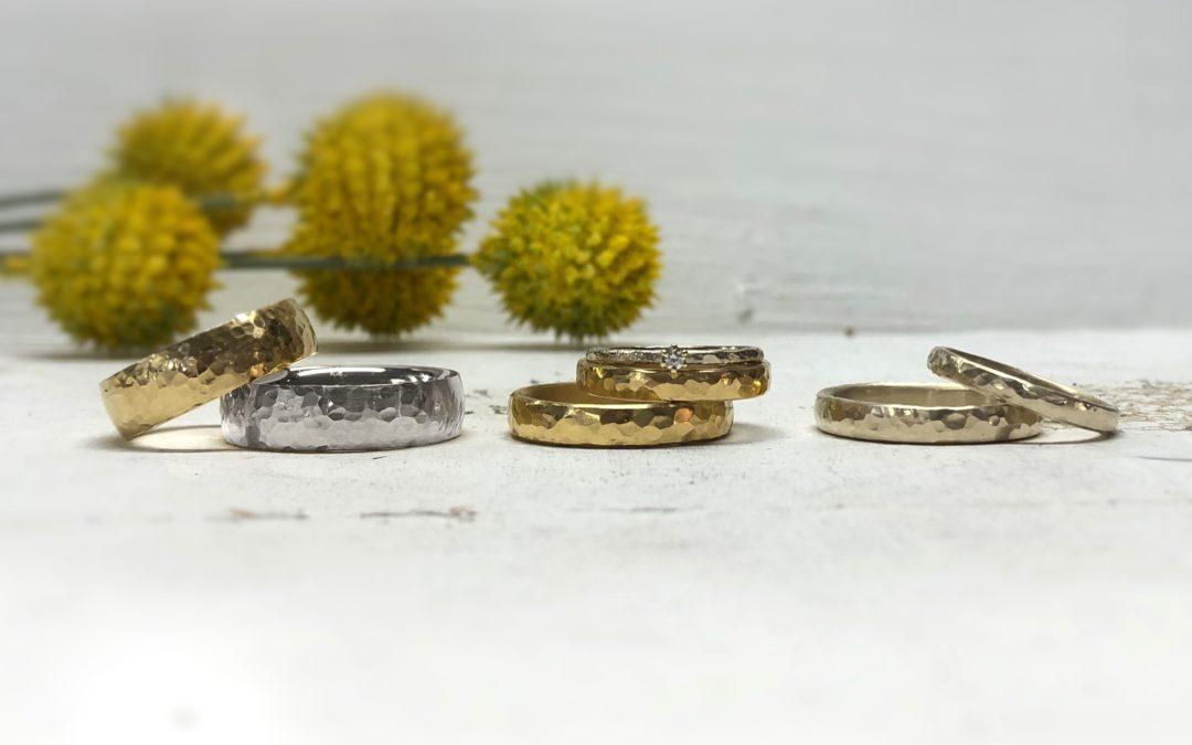 Auswahl von verschiedenen Hammerschlagringen mit Kugelhammerschlag