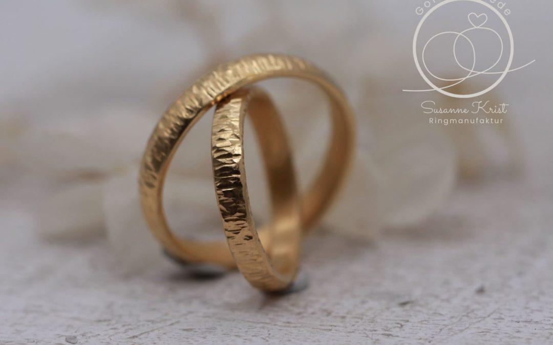 Baumrinde Ringe aus Gold, geschmiedet im Trauringkurs.