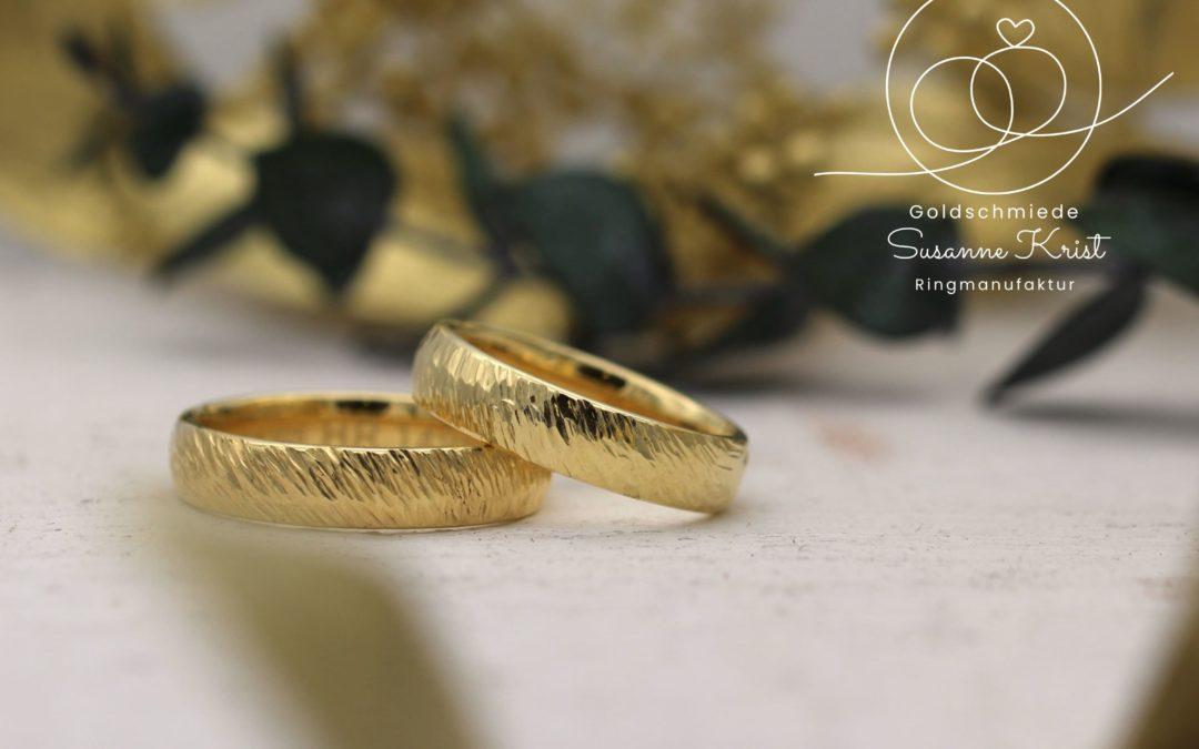 Baumrinde Trauringe aus Gold, geschmiedet im Eheringe-selber-machen-Kurs
