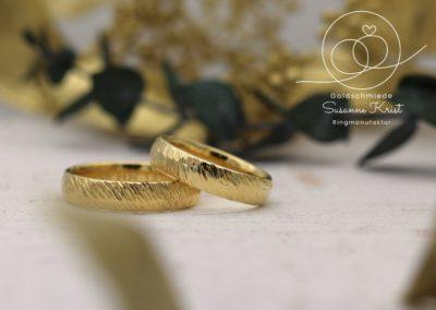 Baumrinde Trauringe aus Gold, geschmiedet im Eheringe-selber-machen-Kurs
