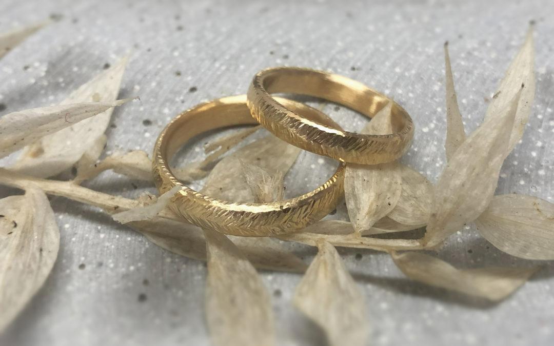 Blattartige Trauringe in Gold Federblatt