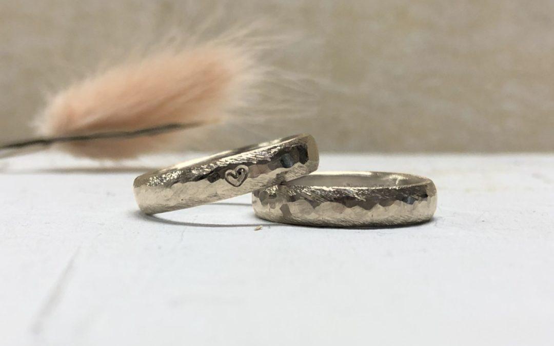 Braune Eheringe aus Haselnussgold bzw. Sandgold mit Herzchen und Hammerschlag