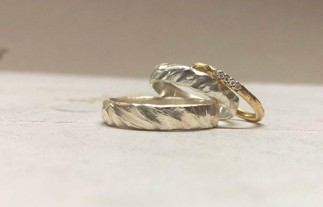 Braungoldring und Platinring mit welligem Muster namens Bucht und Vorsteckring Fasetti 1