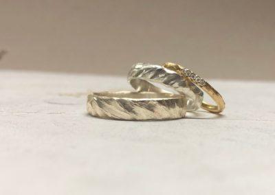 Brauner Sandgoldring und Platinring mit welligem Muster namens Bucht und Vorsteckring Fasetti 1