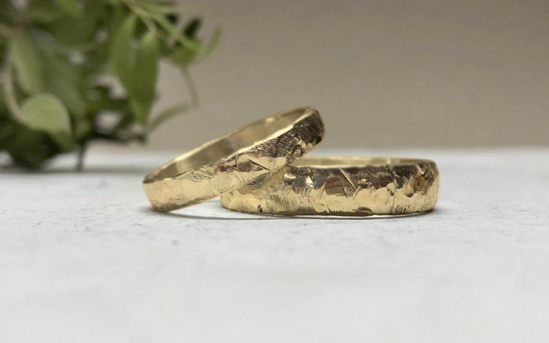 Bergartige grobe Eheringe in Gold mit Bergweltmuster