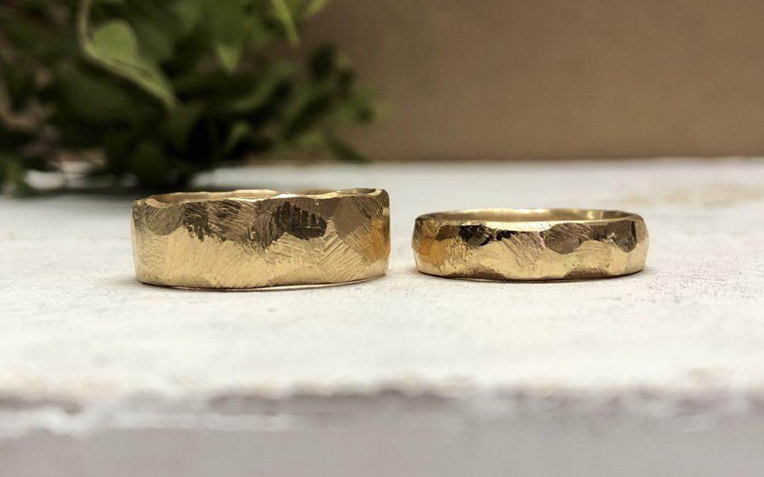 Breite grobe Goldringe mit Hammerschlag Felsmuster