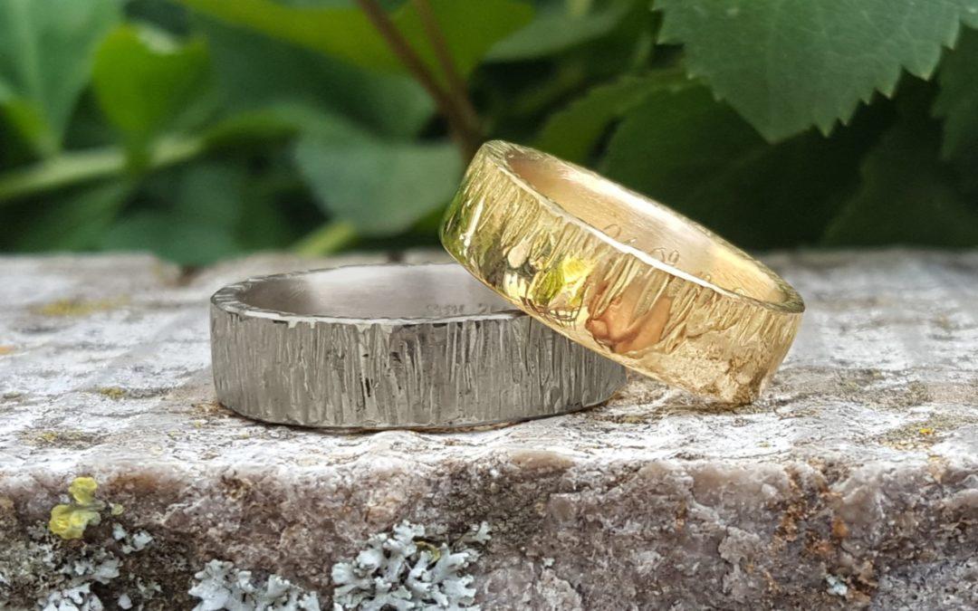 Breite Eheringe Holzstruktur Weissgold Gelbgold Baumrindemuster
