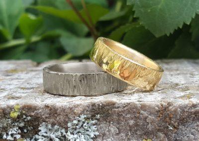 Breite Eheringe Holzstruktur Weissgold Gelbgold Baumrindemuster