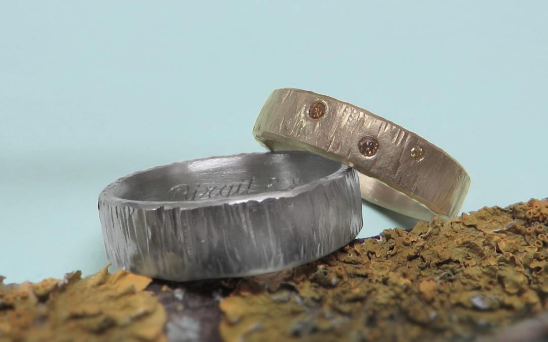 Breite Ringe Graugold und Rosegold mit Baumuster und Steinen