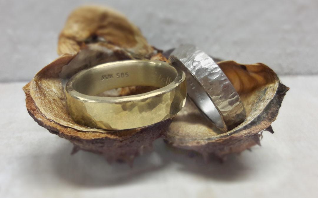 Gelber Ring mit Hammerschlag und weisser Ring mit Baumrindemuster