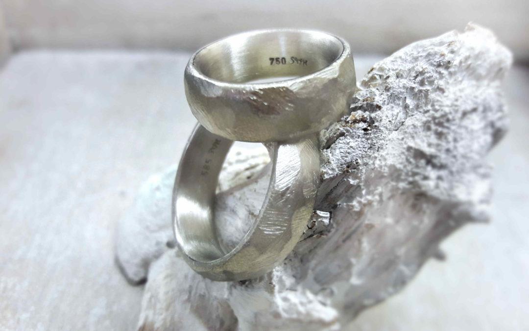 Breite dicke Weissgoldringe mit Hammerschlagart Fels