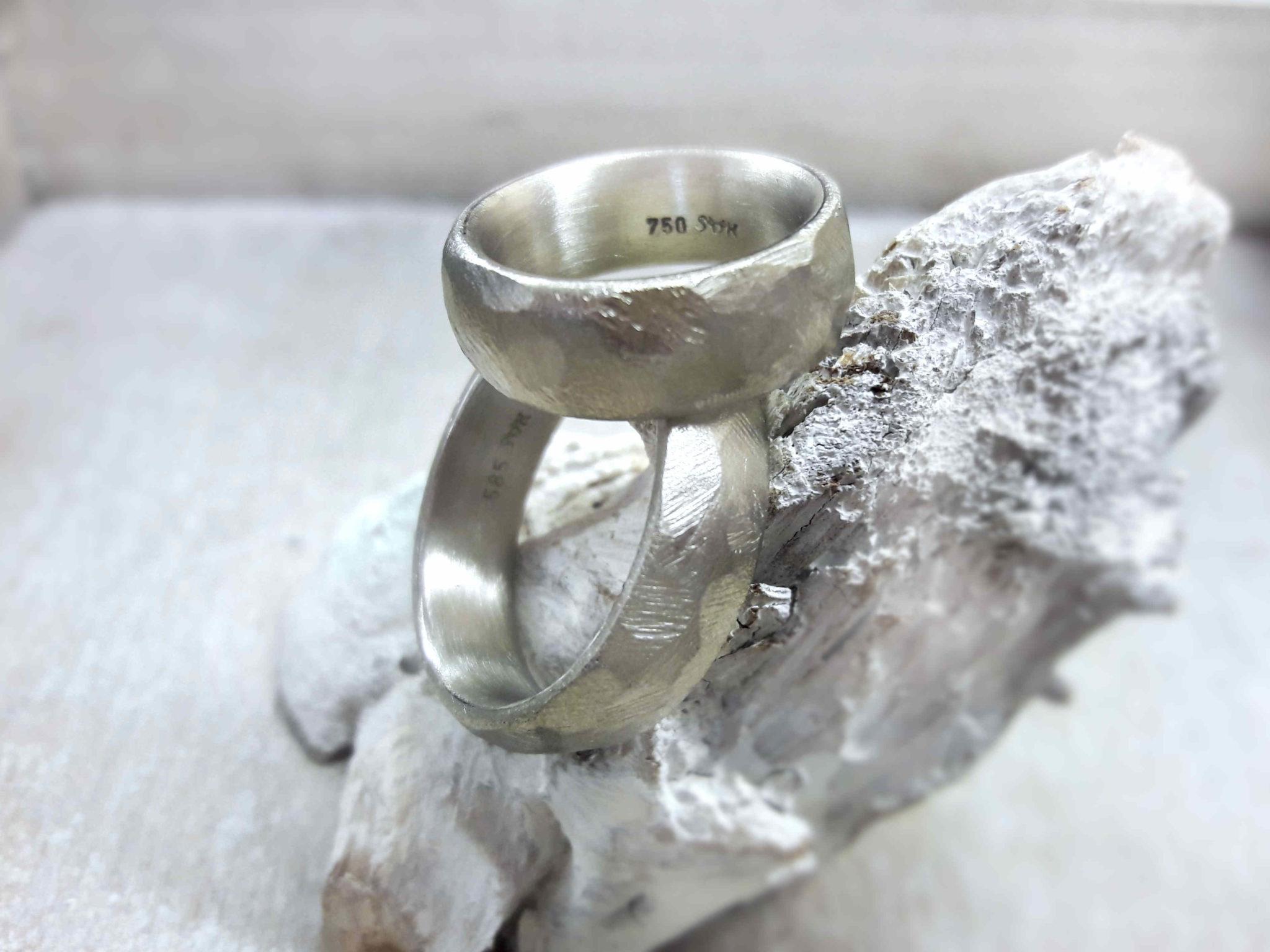 Breite dicke Weissgoldringe mit Hammerschlagart Fels
