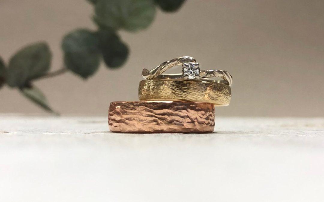 Rotgold und Rosegold in Kombination im Walnuss und Dünemuster mit Rankenring, ähnlich wie bei Birte Schumacher
