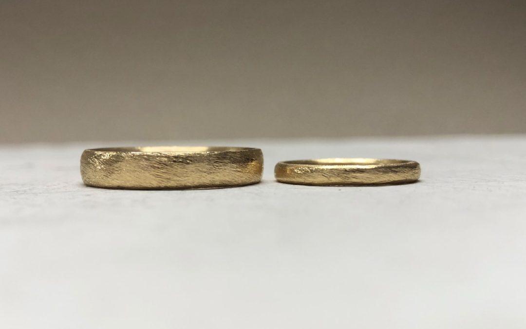 Breiter und schmaler Ehering mit Mattierung in Gold mit Dünemuster