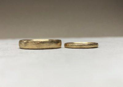 Breiter und schmaler Ehering mit Mattierung in Gold mit Dünemuster