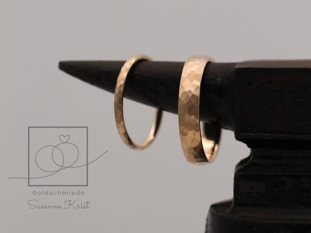 Breiter und schmaler Rotgoldring mit Hammerschlag.