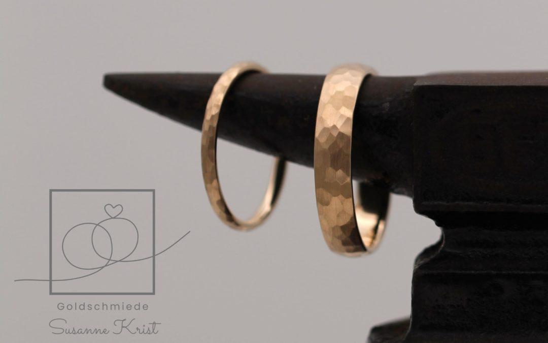 Breiter und schmaler Rotgoldring mit Hammerschlag.