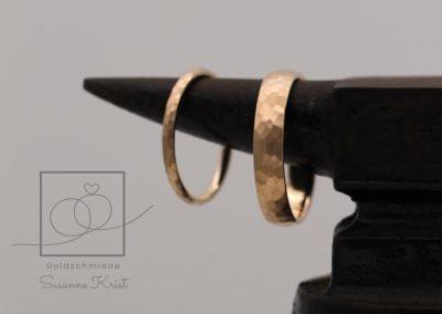 Breiter und schmaler Rotgoldring mit Hammerschlag.