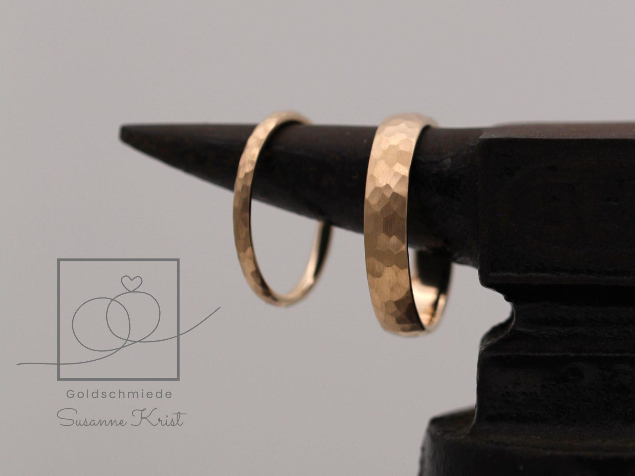 Breiter und schmaler Rotgoldring mit Hammerschlag. Breiter und schmaler Rotgoldring mit Hammerschlag.