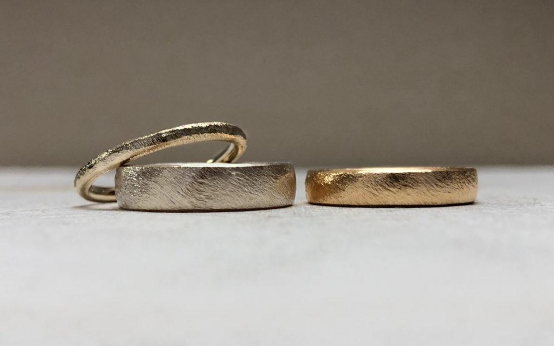 Schlichter cremefarbener Weissgoldring und Rosegoldring mit Vorsteckring im Dünemuster