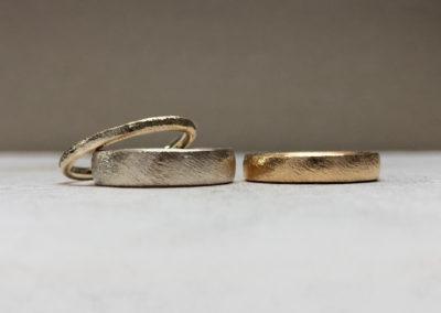 Schlichter cremefarbener Weissgoldring und Rosegoldring mit Vorsteckring im Dünemuster
