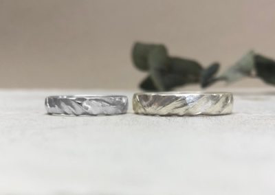 Weissgold und Platin Ringe stark gemustert geschmiedet mit Buchtstruktur