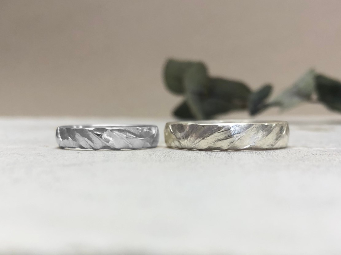 Cremeweissgold und Platin Ringe stark gemustert geschmiedet mit Buchtstruktur