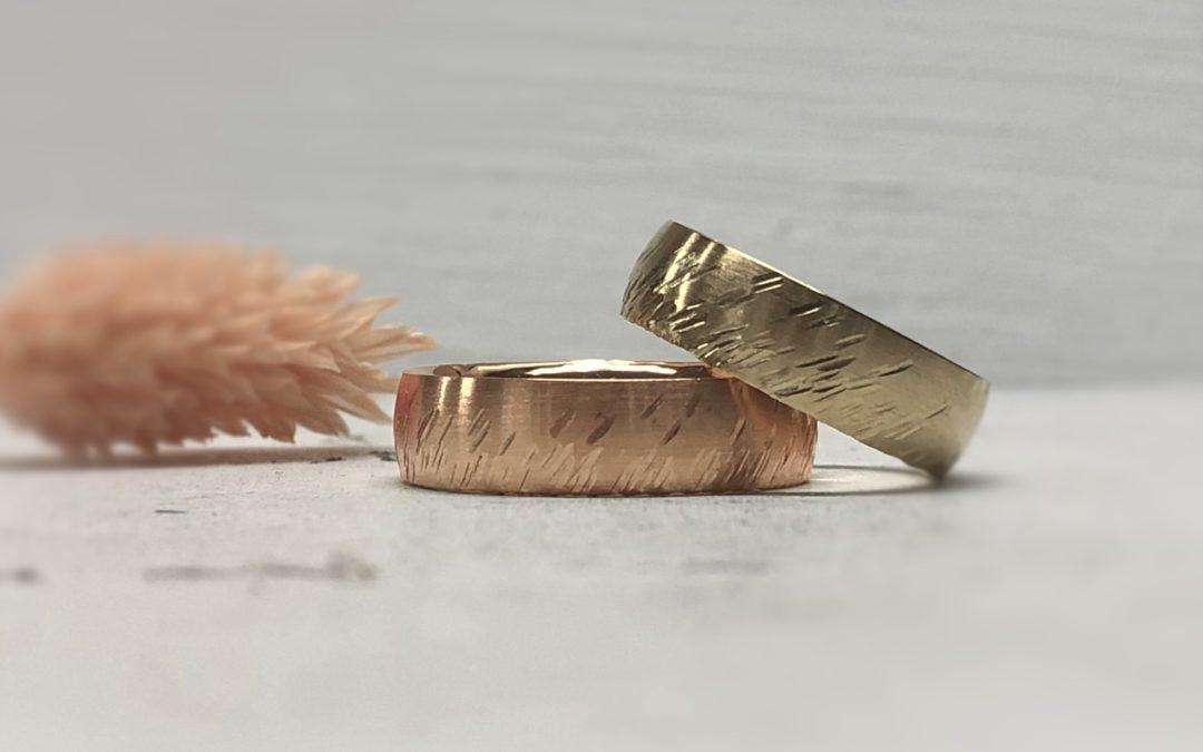 Dicker Rotgoldring und dicker Haselnussgoldring bzw. Sandgoldring mit schrägem Sternschnuppenmuster