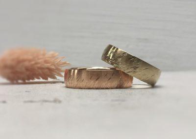 Dicker Rotgoldring und dicker, bräunlicher Sandgoldring mit schrägem Sternschnuppenmuster