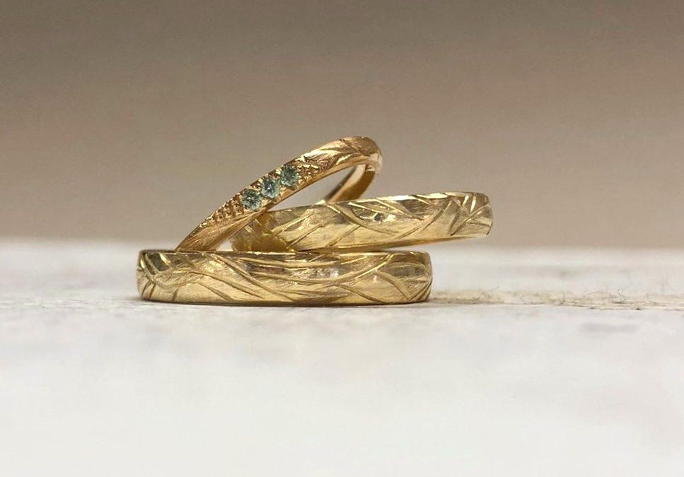 Drei Ringe mit Aststruktur in Gold und Rosegold im Sanddornmuster